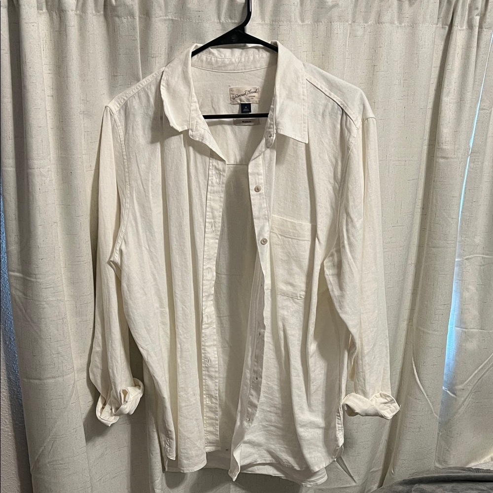 Women’s Universal Threads white button up shirt